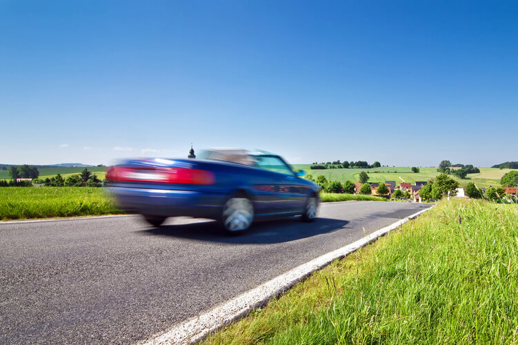 ein Cabrio im Sommer auf einer Landstrasse