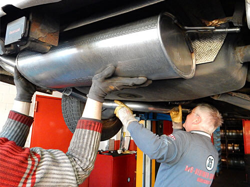 Auto Auspuff. Auspuffrohr eines Luxuswagens. Einzelheiten der